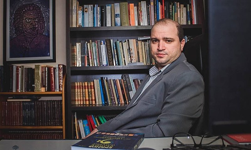 Dante Mantovani é seguidor de Olavo de Carvalho e mantém canal sobre música erudita e teorias da conspiração