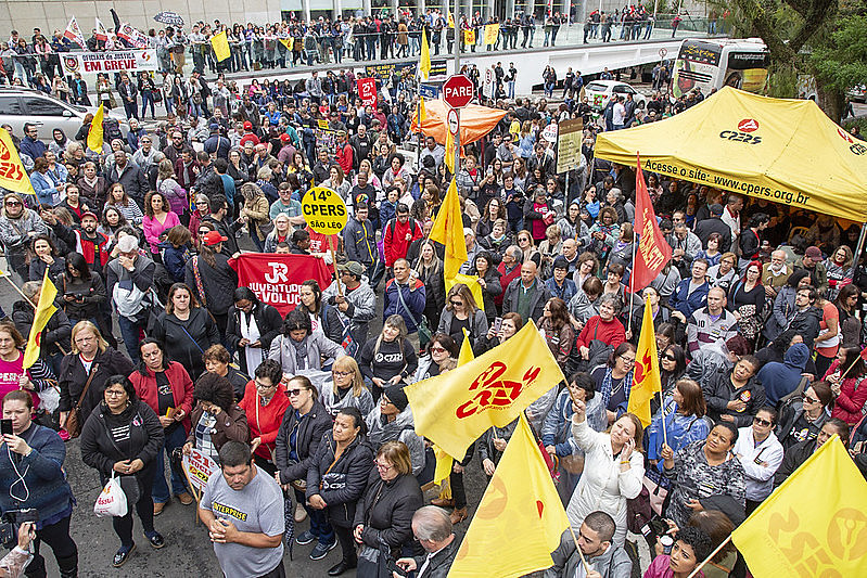 Ato encerra em frente ao Palácio Piratini, denunciando pacote de destruição de Eduardo Leite