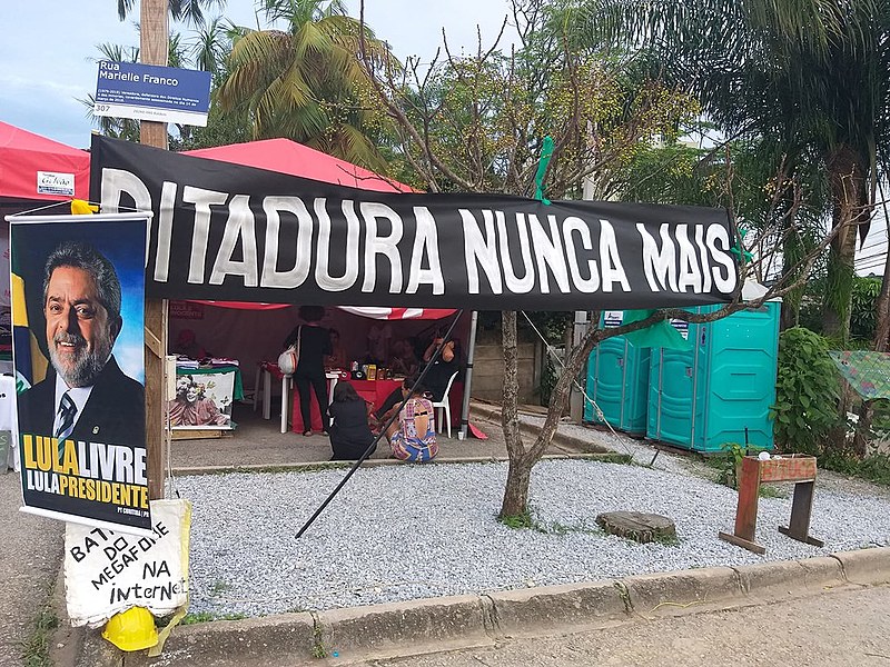 Faixa contra o Golpe de 64 é colocada na Vigília durante este domingo (31), que marcou os 55 anos do golpe