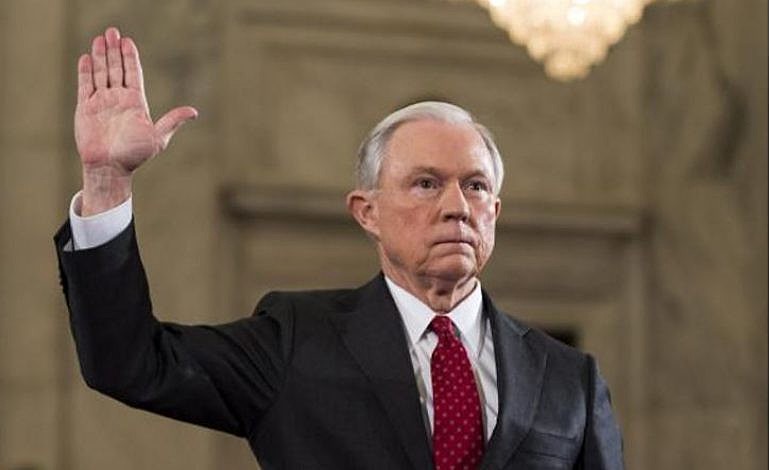 Senadora democrata Elizabeth Warren foi impedida de ler carta de viúva de Martin Luther King criticando Sessions