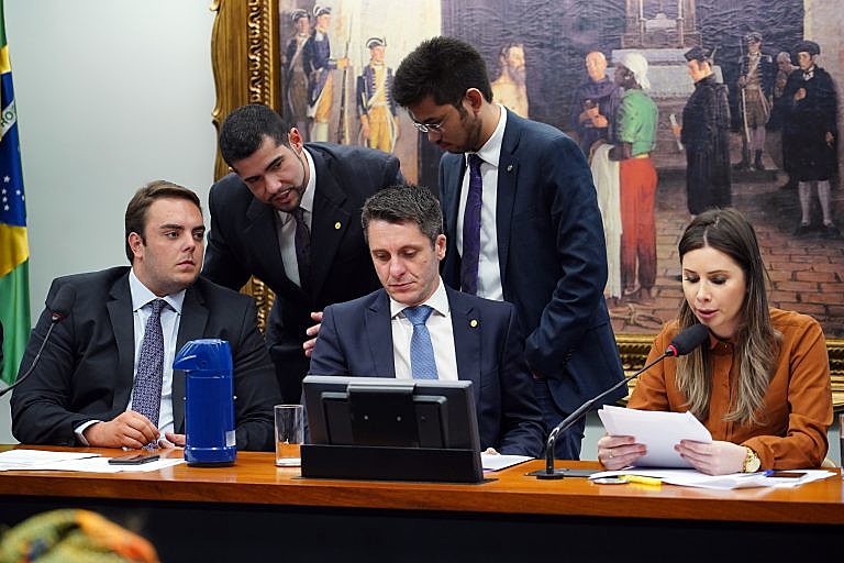 Deputados da CCJ discutem a PEC Paralela, aprovada nesta quarta-feira