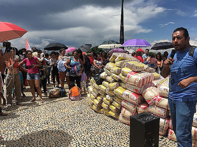Las organizaciones llevaron alimentos por el valor de US$ 1,3 mil, que serán distribuidos a los miembros de movimientos por vivienda