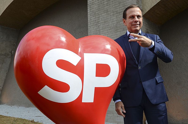 João Doria posa ao lado do símbolo do programa SP Cidade Linda; Justiça condenou o ex-prefeito por publicidade irregular