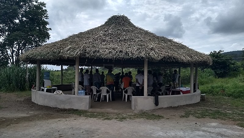 A tenda no meio da comunidade foi erguida para atividades culturais e momentos de cuidado, como as reuniões das mezinheiras
