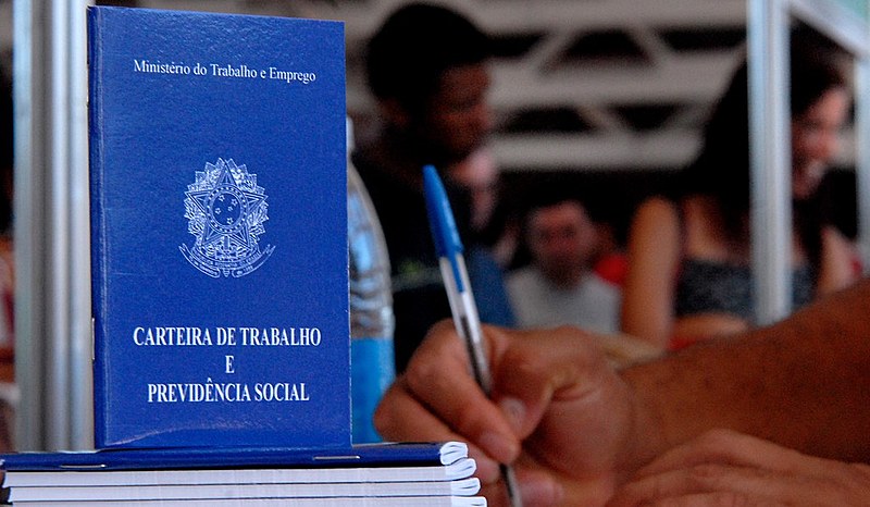 Atualmente, a legislação autoriza a demissão, mas o trâmite se dá por meio de um processo administrativo