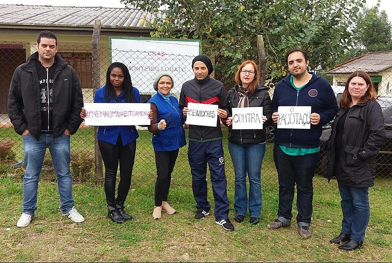 Servidores municipais protestam contra medidas propostas pelo prefeito Rafael Greca
