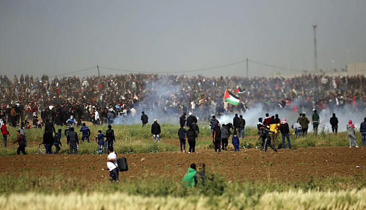 Forças Armadas Israelenses reprimem manifestantes palestinos que marchavam no Dia da Terra, na última sexta-feira (30)