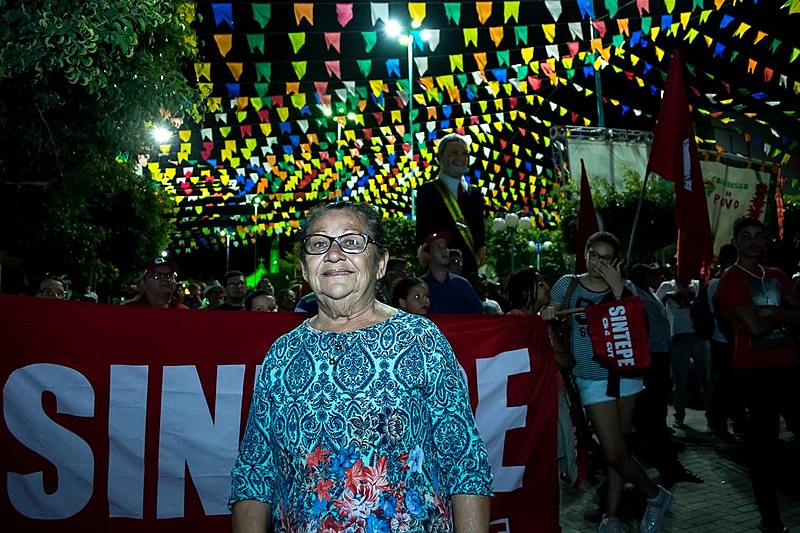 Mari Costa, 68 anos, fez questão de tirar foto com o boneco gigante do presidente Lula.
