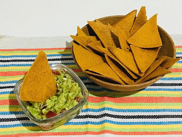 Os nachos podem ser feitos também com farinha de trigo integral, mas aí será preciso um pouco mais de água.