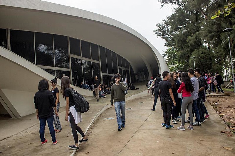 Estudantes ocupam Escola Estadual Milton Campos, em Belo Horizonte