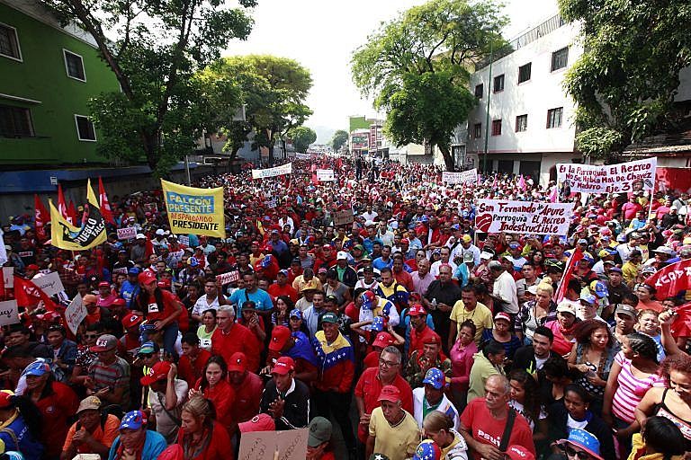 Caracas, dia 19 de abril, chavismo marcha em defesa da soberania e da paz.