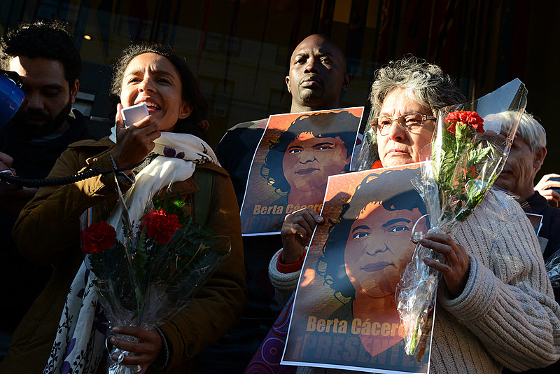 A filha de Berta Cáceres, Berta Zúñiga Cáceres, em uma vigília realizada na sede da OEA para exigir justiça no caso da líder assassinada