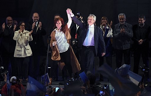 Alberto Fernandéz e Cristina Kirchner em ato da coalizão "Frente de Todos"