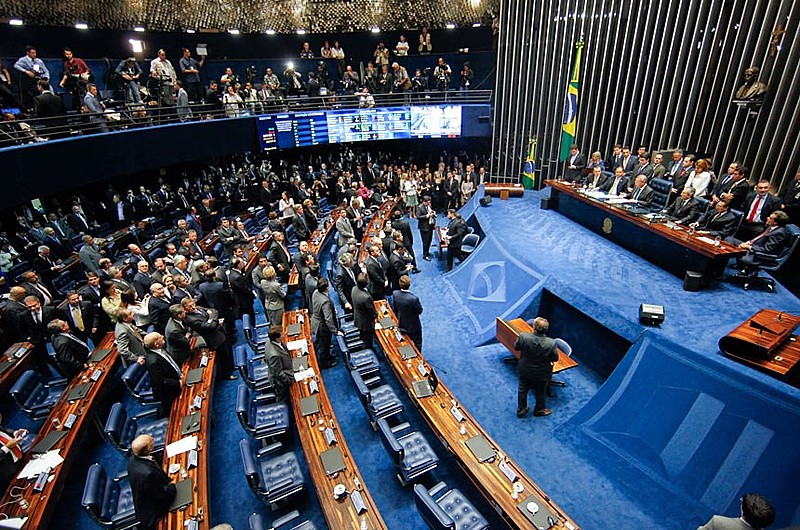 Senadores votam pela abertura do processo de impeachment, em 12 de maio de 2016