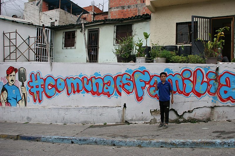 Há uma tentativa de fomentar as comunas e os territórios de organização popular