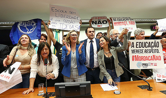 Deputados e professores durante comemoração após anúncio do fim da comissão do PL "Escola sem Partido"
