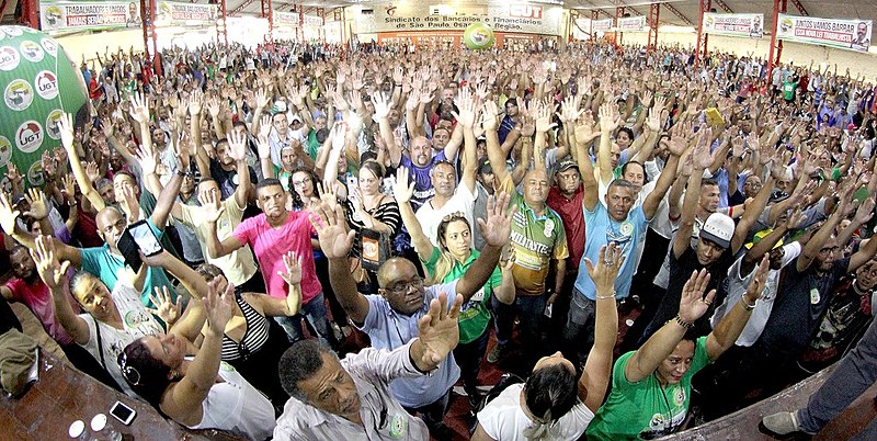 Assembleia com condutores de ônibus aprovam participação em greve do dia 19