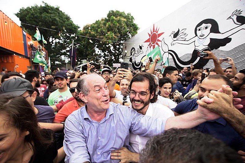 Ciro Gomes pediu às cerca de mil pessoas presentes que "sejam militantes" para conseguirem levá-lo ao segundo turno