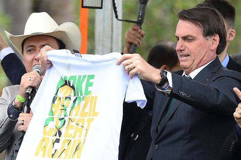 O integralista Plínio Salgado não acreditaria se lhe contassem que os fascistas de hoje batem continência para a bandeira norte-americana