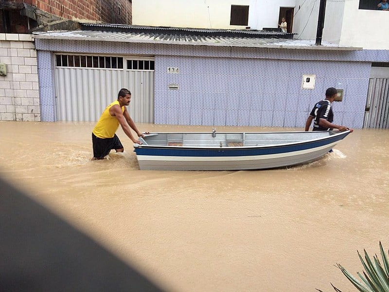 Casa de Vinícius Leôncio nunca havia sido invadida pela água. A cada chuva situação do bairro piora.