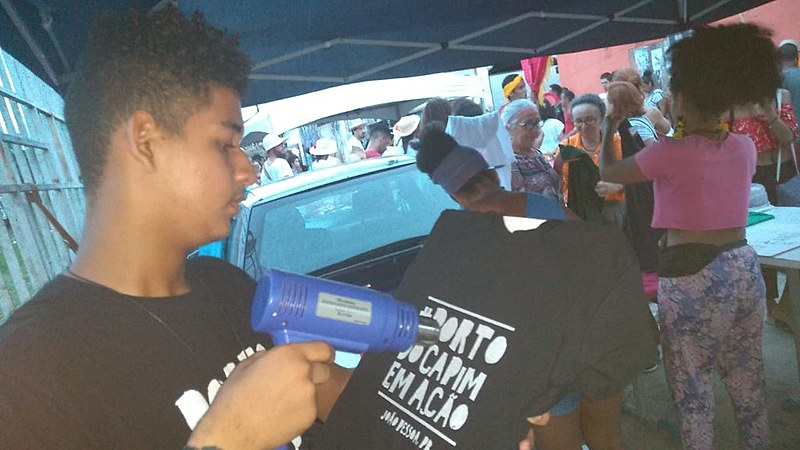 Confecção das blusas  Atividade do coletivo de jovens da Comunidade Garças do Sanhauá - Ocupa Porto (30/03)