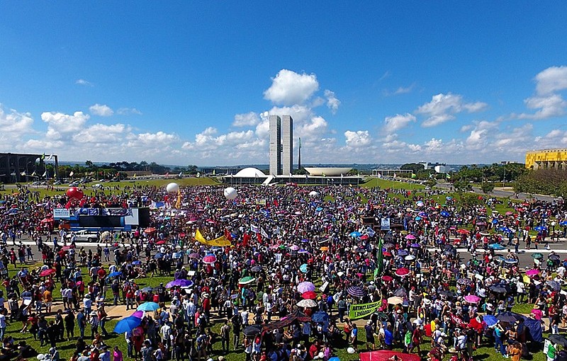 Em Brasília, mais de 50 mil pessoas protestam contra os cortes na educação pública feitos pelo governo Bolsonaro.