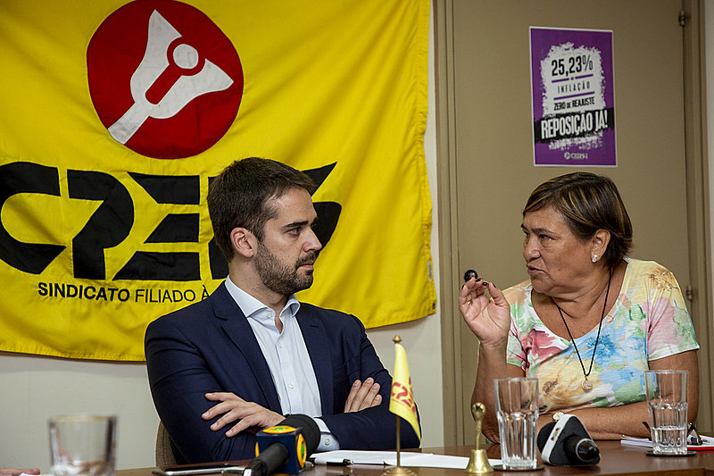 Governador do RS e presidente do CPERS, Helenir Aguiar Schürer