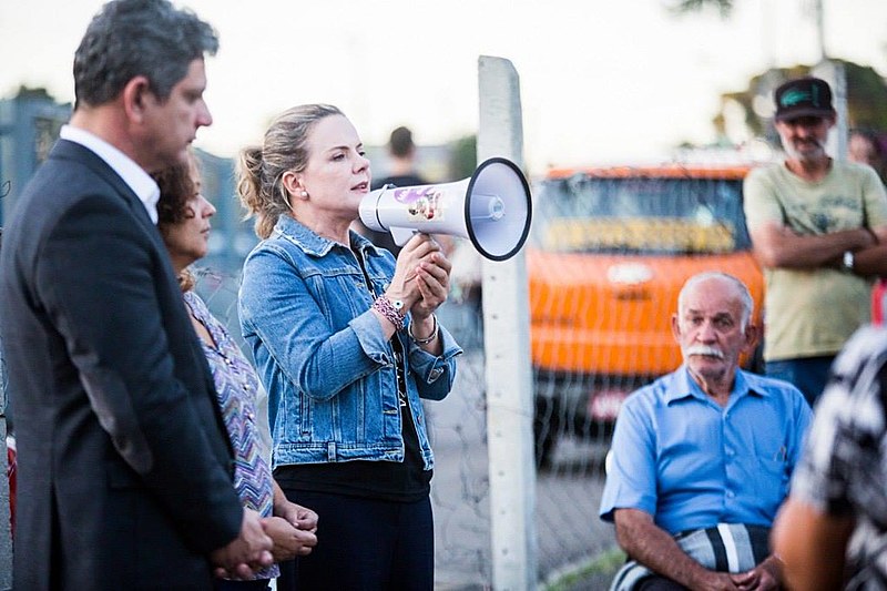 Presidenta Nacional do PT, Gleisi Hoffmann, fala a Vigília Lula Livre após se encontrar com ex-presidente Lula na quinta-feira (18)