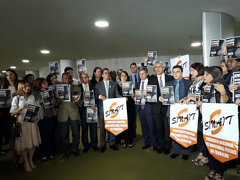 Deputados, juízes e outros profissionais realizaram um ato na tarde desta quinta (19), na Câmara Federal, para pedir revogação da portaria