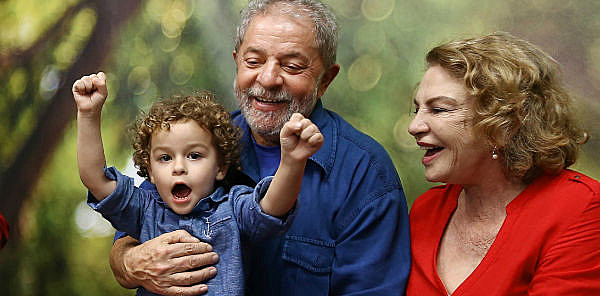 Lula abraça Arthur, que faleceu aos 7 anos devido a uma meningite meningocócica
