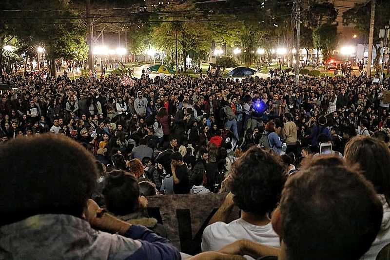 Estudantes, professores e sociedade de Curitiba protestam contra os cortes na educação
