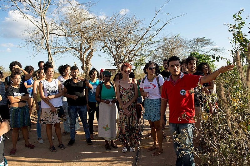 Os visitantes conheceram uma área de 50 hectares, onde 10 famílias assentadas plantam milho, macaxeira, abacaxi e palma.