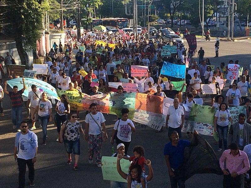 Movimento organizou passeata na avenida Agamenon Magalhães