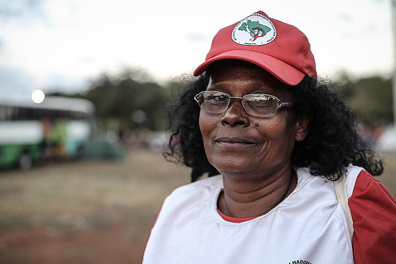 A agricultura Maria das Graças marcha hoje, como há 13 anos, quando participou da Marcha Nacional pela Reforma Agrária grávida de 7 meses