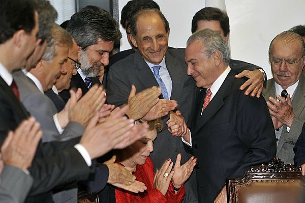 Paulo Skaf abraça Michel Temer em encontro com empresários apoiadores do impeachment