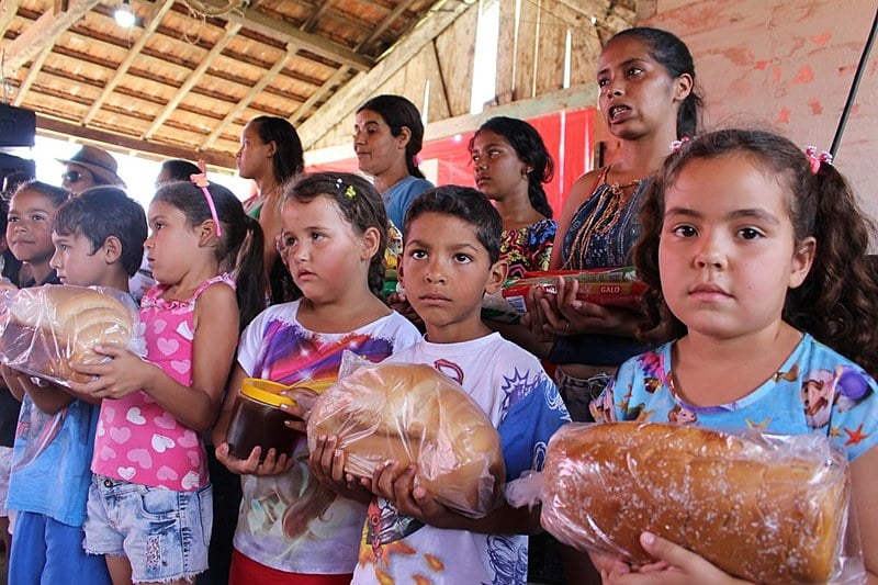 Crianças e adolescentes moradores da comunidade levaram pães, grãos, frutas e legumes produzidos pelas famílias para serem abençoados