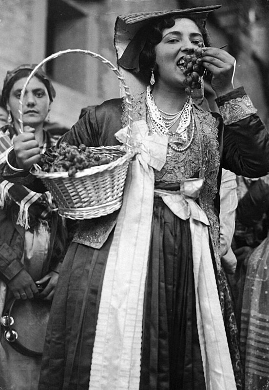 A tradição espanhola de comer doze uvas no Ano Novo, teria surgido em 1909, após uma grande colheita na cidade de Alicante.