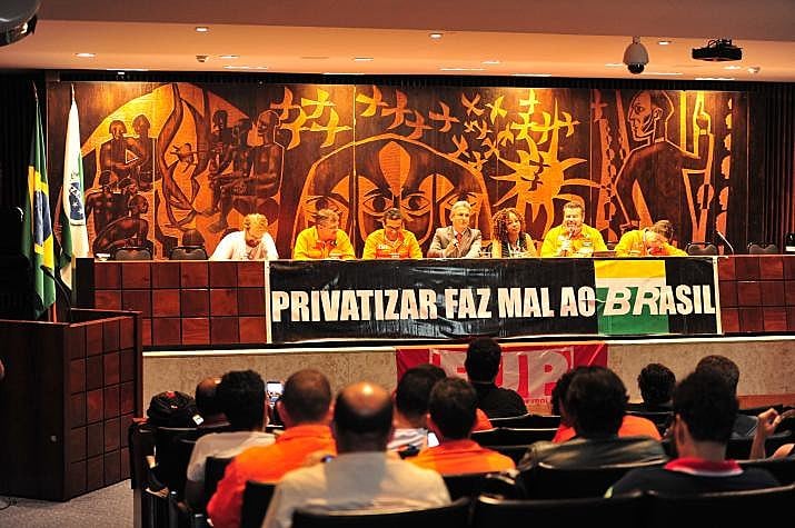 A desativação da Usina de Xisto e a venda da Araucária Nitrogenados podem levar mais de cinco mil pessoas à fila do desemprego