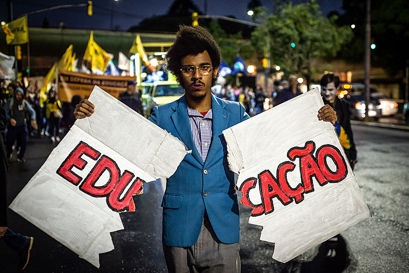 "Se no âmbito federal o panorama não é dos mais animadores, nos estados e cidades o que se acompanha é a tradução de propósitos semelhantes"
