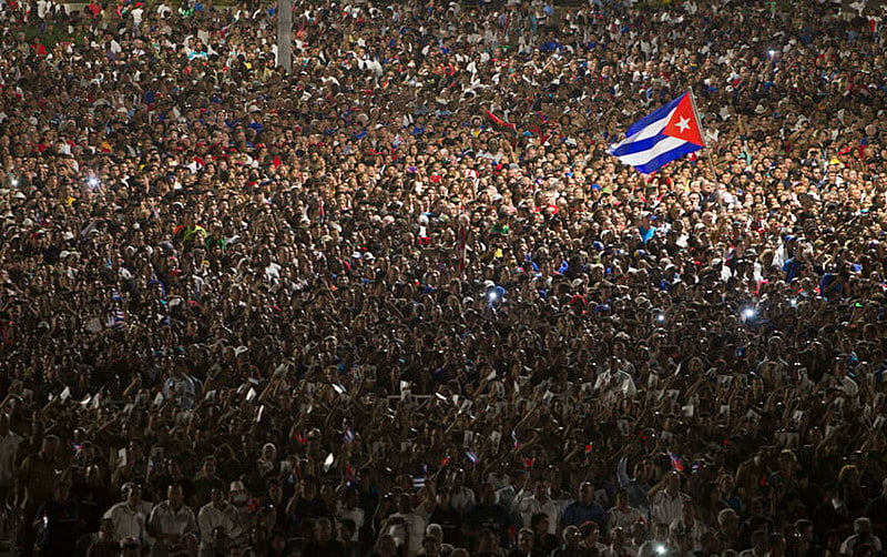 Cubanos lotam a Praça da Revolução, em Havana, para o adeus ao comandante Fidel Castro