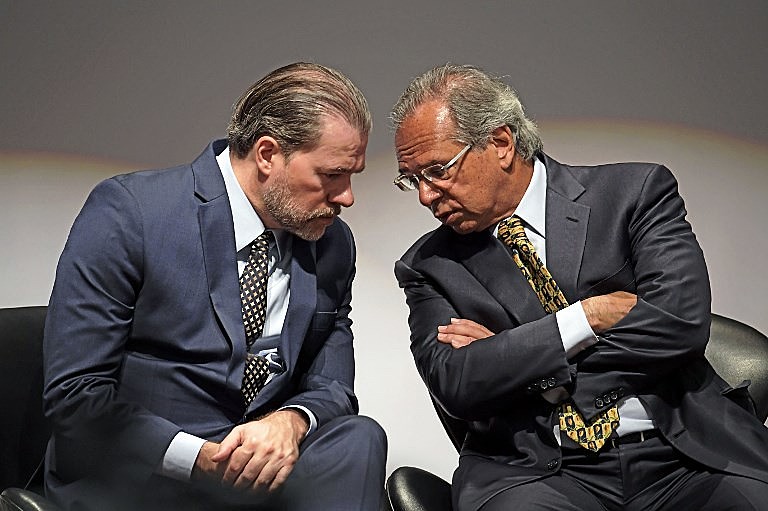 Toffoli (esq.) conversa com o ministro da Economia, Paulo Guedes (à dir.), principal defensor da reforma da Previdência no governo Bolsonaro
