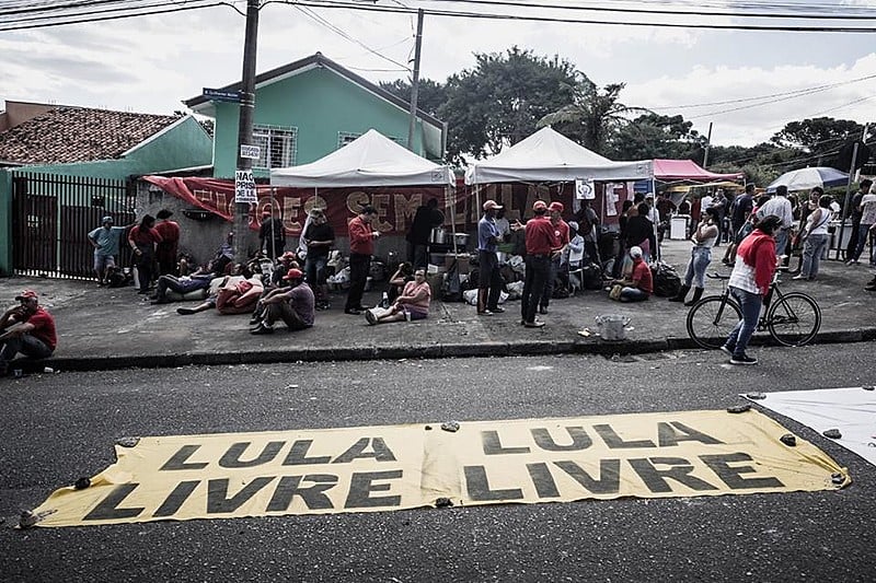 Apoiadores de Lula montam acampamento em Curitiba
