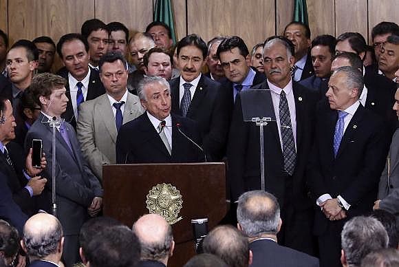 O presidente interino Michel Temer faz primeiro pronunciamento oficial durante cerimônia de posse dos ministros de seu governo