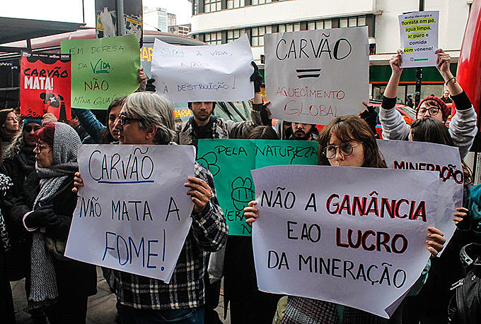 Projeto prevê remoção de moradores, tem alto impacto ambiental e vai na contramão do uso de energias renováveis, conforme manifestantes