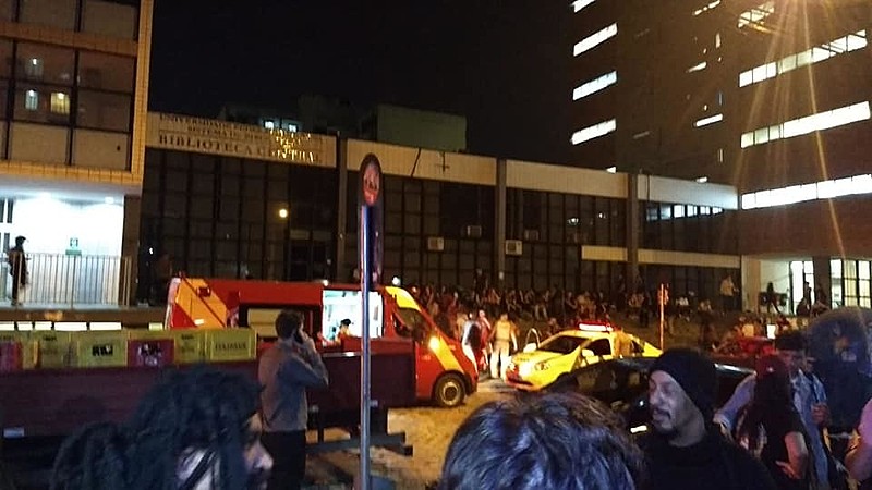 Houve depredação no local e também foram quebrados vidros da biblioteca da universidade.