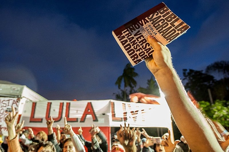 Em ato inter-religioso, participantes da Vigília Lula Livre reforçaram mensagem de paz e esperança