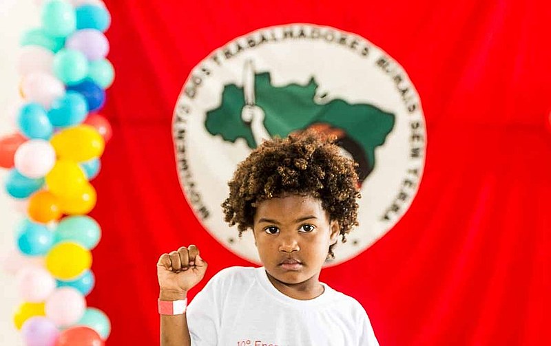 “Bandeira, bandeira, bandeira vermelhinha / O futuro do Brasil está na mão dos Sem Terrinha”