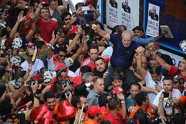 Lula, preso político desde o dia 7 de abril em Curitiba (PR), está impedido de fazer campanha eleitoral