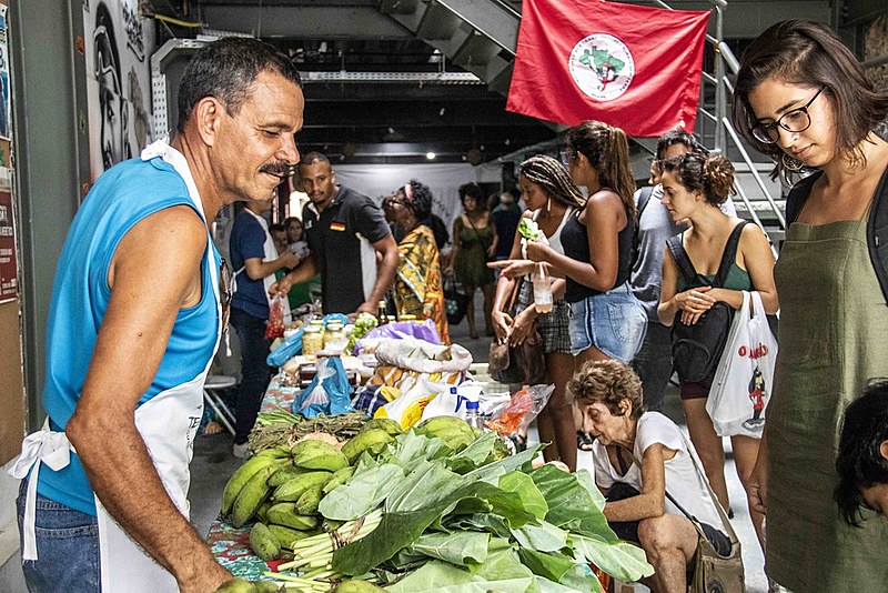 Feira de alimentos e entrega das "cestas da reforma agrária" ocorre quinzenalmente na Lapa, centro do Rio de Janeiro
