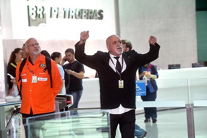 Coordenador do Sindipetro-RJ, Emanuel Cancella (na foto com terno preto) foi intimado por Moro